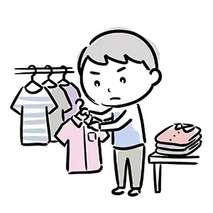 洋服ラックにかかった半袖シャツをハンガーにかけて整頓・品出しする男性アパレル店員