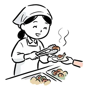 三角巾と割烹着姿で笑顔を浮かべトングで揚げたてのお惣菜を取り分けて客に渡す女性店員