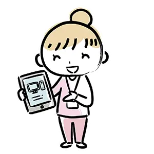 パソコンのカタログが映ったタブレットを持って笑顔で商品案内をする家電量販店の女性店員