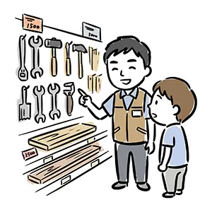 ホームセンターの棚に並ぶ工具を指差しながら客の相談に乗るエプロン姿の男性店員